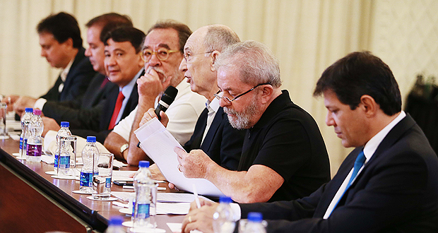 Lula se reúne com políticos do PT para debater sua linha de defesa
