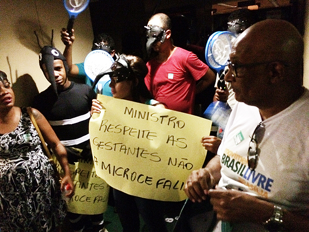 Grupo protesta contra Marcelo Castro (PMDB-PI), que deixou o Ministrio da Sade temporariamente