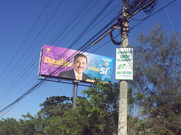 Outdoor da campanha  reeleio do presidente dominicano, Danilo Medina, em Santo Domingo