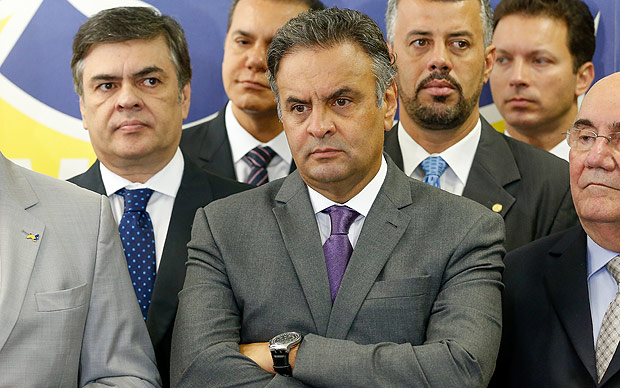 Senador Aécio Neves (PSDB-MG), ao lado de lideranças de partidos