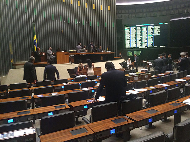 Eduardo Cunha preside sessão "fantasma" na Câmara para evitar votação de pedido de abertura do seu processo de cassação