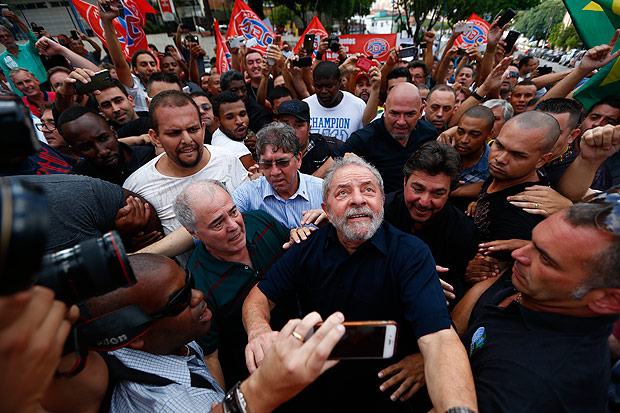 Sao Paulo,SP,Brasil 04.03.2016 Chegada do ex-presidente Lula em sua casa apos depoimento. Foto: Fabio Braga/Folhapress cod 3517