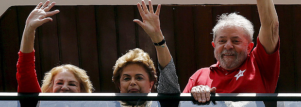 Former Brazilian President Luiz Inacio Lula da Silva (R), his wife Marisa and Brazilian President Dilma Rousseff (C) wave from the window of his home in Sao Bernardo do Camopo, Brazil, March 5, 2016. REUTERS/Paulo Whitaker ORG XMIT: PW04