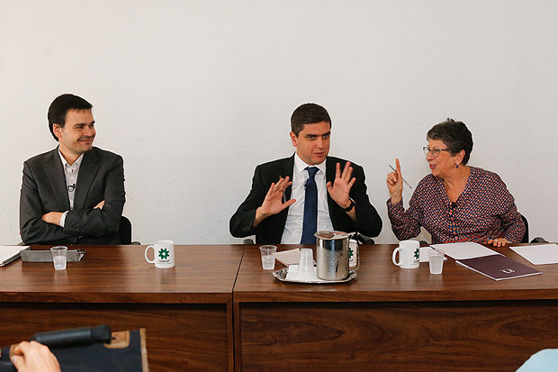 Maria Hermnia de Almeida, do Cebrap, e Vinicius Mota, da Folha, em debate mediado por Fabio Zanini