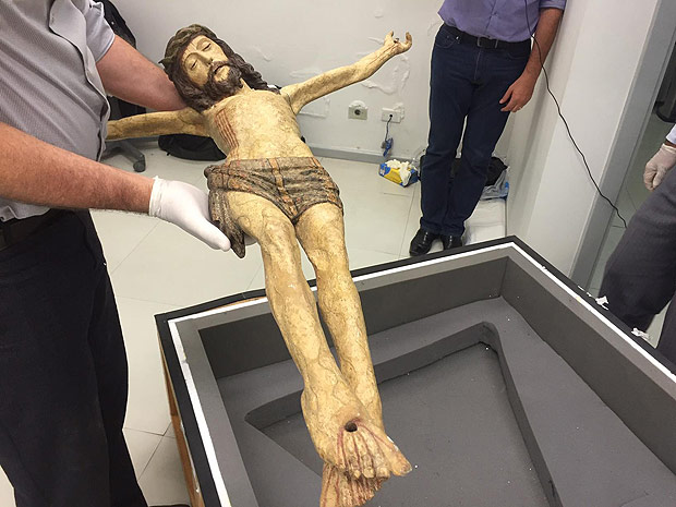 Cristo crucificado em madeira, encontrado em cofre do Banco do Brasil, em nome de Lula