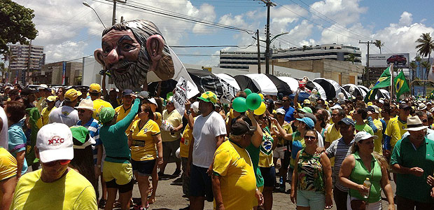 Em Macei, os manifestantes desfilam com o jararaleco (&#147;uma mistura de jararaca e pixuleco&#148;)