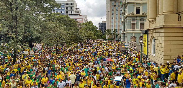 Manifestantes na praa da Liberdade, no centro de Belo Horizonte, pedem o impeachment de Dilma