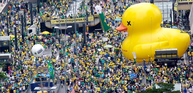 SAO PAULO - SP - 13.03.2016 - 12H51 - Manifestacao na avenida Paulista contra o PT pedindo o impeachment da presidente Dilma e a prisao de Lula. (Foto: Danilo Verpa/Folhapress, PODER) ***MANIFESTACAO 13 FSP***