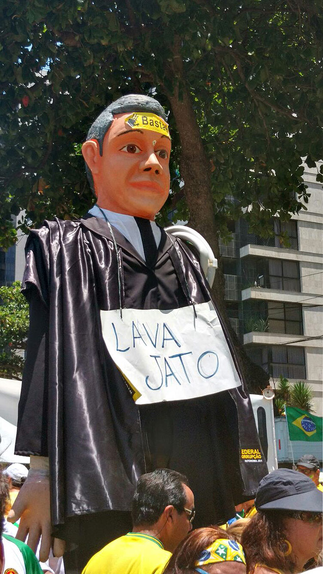 Manifestantes no Recife levam boneco gigante do juiz Sergio Moro, que comanda a operao Lava Jato