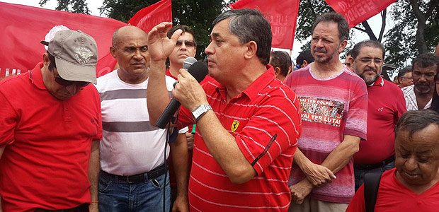 O deputado Jos Guimares (PT-CE) participa, na manh deste domingo (13), de ato em Fortaleza a favor do ex-presidente Lula