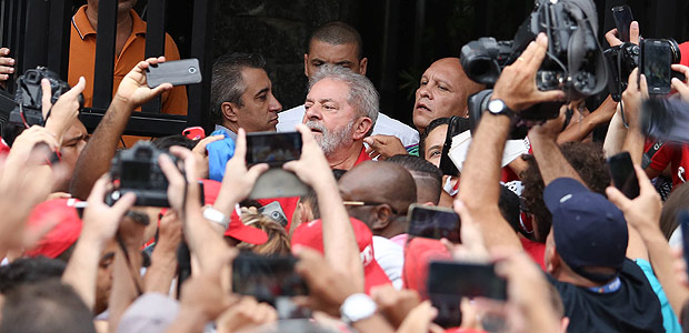 Movimentação de PTistas na porta da residência do ex presidente Lula, em São Bernardo do Campo, no dia que em varias cidades do pais manifestantes saem contra o Governo Dilma e a corrupção no Brasil . L&#137;O BARRILARI/RAWai *** PARCEIRO FOLHAPRESS - FOTO COM CUSTO EXTRA E CRDITOS OBRIGATRIOS ***