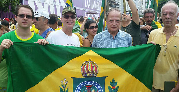 Um grupo de simpatizantes do regime da monarquia participou do protesto em Copacabana