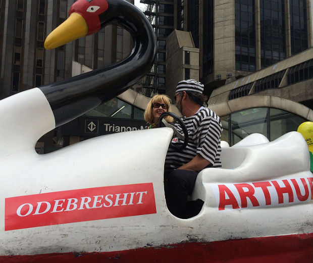 Um pedalinho desfila pela avenida Paulista em cima de um pequeno caminho chamado de "Pedalo"