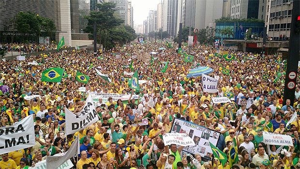 Vista de cima do caminho do Vem Pra Rua durante protesto na Paulista