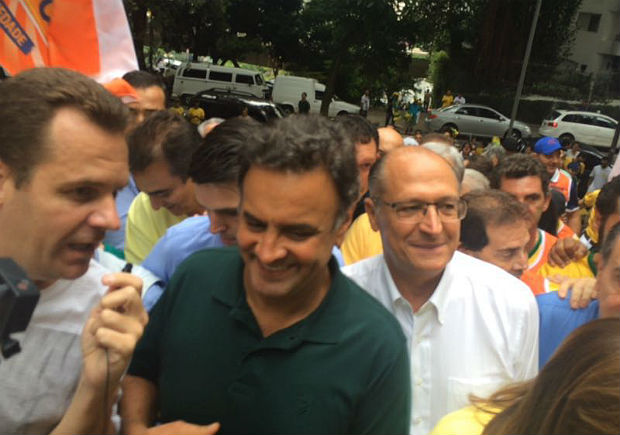 Acio Neves e Geraldo Alckmin chegam para a manifestao na avenida Paulista 