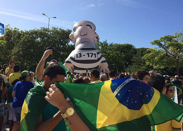 Manifestantes comeam a se concentrar para a manifestao em Natal (RN); boneco Pixuleco est presente