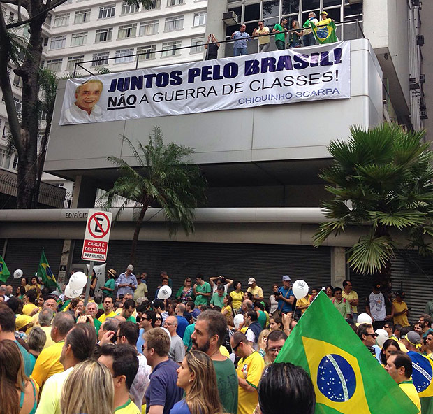 Faixa pendurada em prdio na av. Paulista no quarteiro entre a al. Ministro Rocha Azevedo e a rua Peixoto Gomide. 