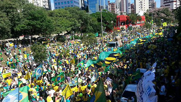 Manifestantes em ato no Parco, em Porto Alegre