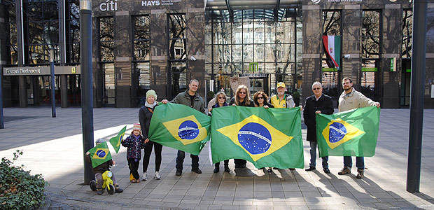 Brasileiros que moram em Budapeste, capital da Hungria, so poucos, mas reuniram-se hoje em frente  Embaixada do Brasil em sinal de apoio  manifestao dos compatriotas que amam seu Pas, gritando "fora Dilma, fora Lula, fora PT". Live Blog