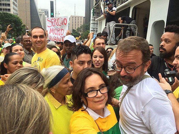 Regina Duarte chega ao protesto na Paulista