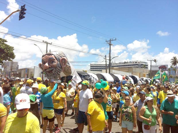 Manifestantes de Macei criaram jararaca inspirada no ex-presidente Lula