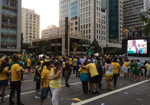 Manifestantes deixam a avenida Paulista, neste domingo (13)