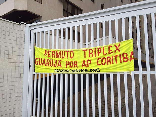 Faixas e cartazes so colocados em frente ao condomnio Solaris, em Guaruj, no qual est o trplex ligados ao ex-presidente Lula por promotores de So Paulo
