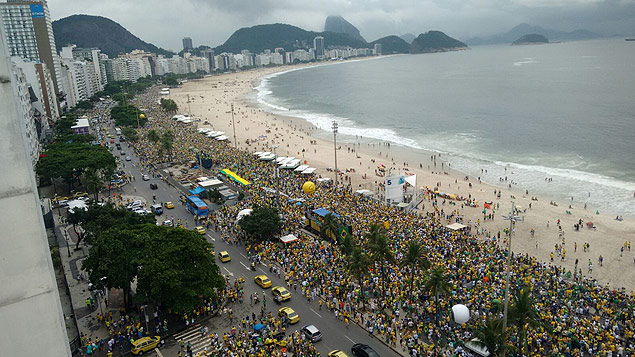 Mobilizao contra governo se estende pela Praia da Copacabana, no Rio