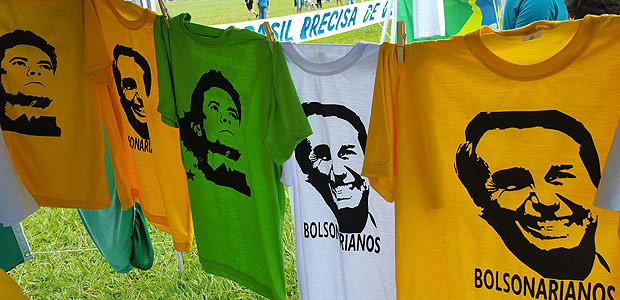 em Braslia, Manifestantes vendem camisas com imagem dos rostos do deputado federal Jair Bolsonaro e do juiz federal Srgio Moro. Cada pea custa R$ 30. So do Movimento Liberdade Brasil.com DILMA