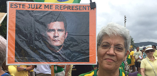 Manifestante durante ato pr-impeachment no Rio, em maro, com cartaz de apoio ao juiz Sergio Moro