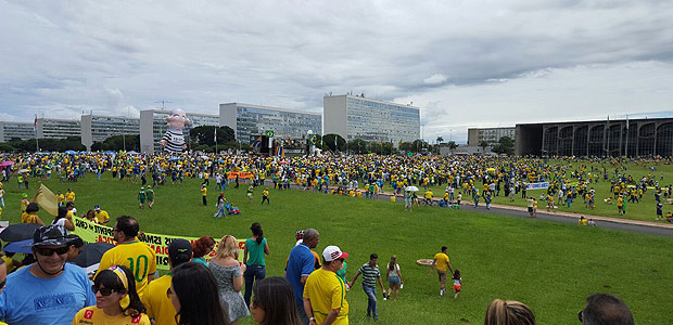 Gramado em frente ao CongressoManifestantes escreveram "FORA DILMA", com letras gigantes, no gramado do Congresso Nacional