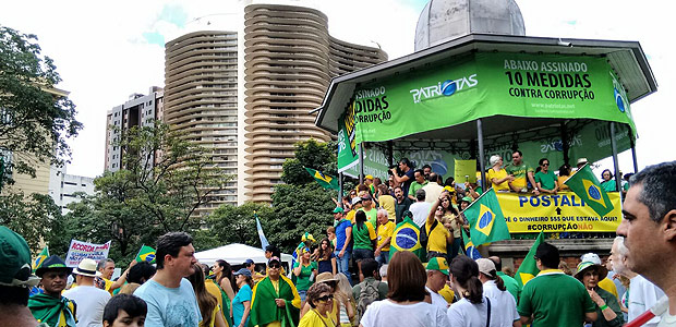 Manifestantes se concentram na praa da Liberdade, no centro de Belo Horizonte DILMA