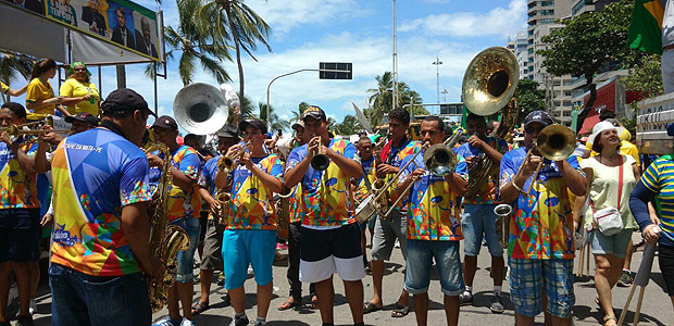 Orquestra de frevo segue como abre-alas do ato pr-impeachment no Recife.