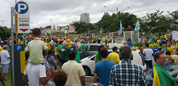 Protesto em Jacare (SP) DILMA