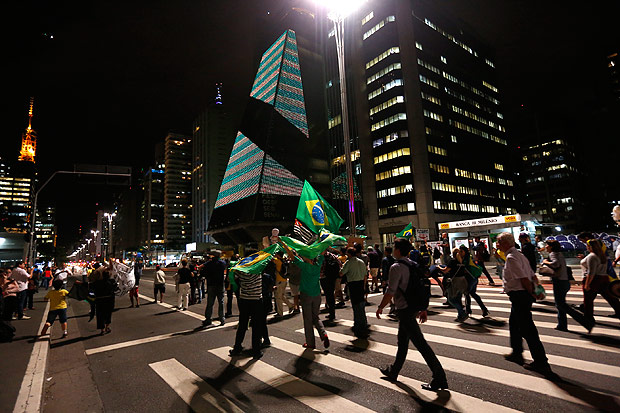 SAO PAULO, SP BRASIL- 16-03-2016 :Manifestantes em de protesto na Fiesp contra aindicacao do ex presidente Lula no ministerioa ( Foto: Joel Silva/ Folhapress ) ***MERCADO *** ( ***EXCLUSIVO FOLHA***)