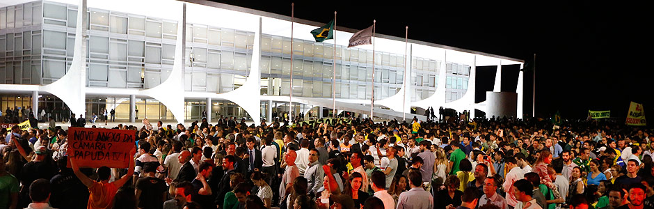 BRASILIA, DF, 16-03-2016, manifestantes protestam em frente ao palacio do Planalto, contra a nomeacao do ex-presidente Lula como ministro. ( Foto: Pedro Ladeira/Folhapress, PODER )
