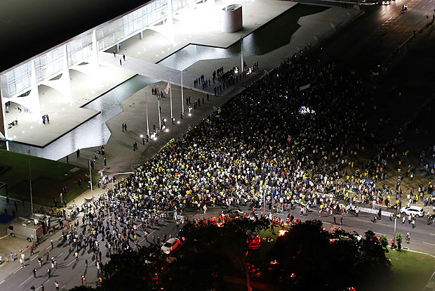 Manifestantes contra o governo da presidente Presidente Dilma Rousseff protestam em frente ao Palácio do Planalto nesta quarta-feira, 16/03/2016. No início do dia foi confirmado o nome de Lula como o novo ministro da Casa Civil. Foto: Andressa Anholete/FramePhoto *** PARCEIRO FOLHAPRESS - FOTO COM CUSTO EXTRA E CRDITOS OBRIGATRIOS ***