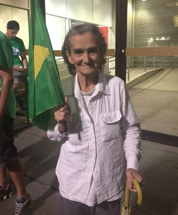 A aposentada Eumira Rodrigues, 82, saiu de Santana para protestar pelo impeachment na avenida Paulista
