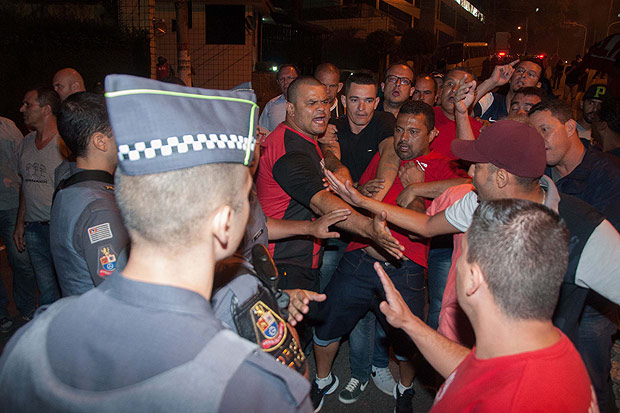 Manifestantes pr e contra Lula se enfrentam em frente a seu prdio em So Bernardo do Campo (SP)
