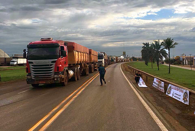 Caminhoneiros bloqueiam BR-163 em Lucas do Rio Verde (MT) em protesto contra o governo