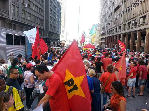 Ativistas fazem ato em favor do PT na Esquina Democrtica, em Porto Alegre