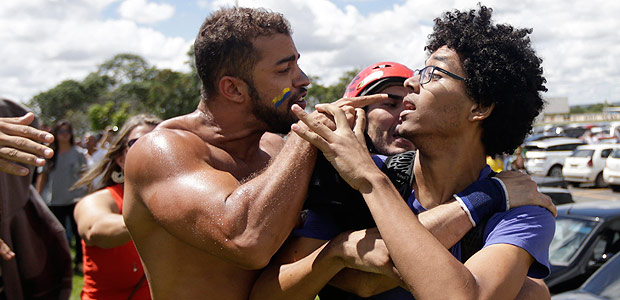 An anti-government demonstrator and a supporter of Brazil's President Dilma Rousseff (R) clash before the appointment of former Brazilian president Luiz Inacio Lula da Silva as chief of staff, near the Planalto palace in Brasilia, Brazil, March 17, 2016. REUTERS/Ricardo Moraes ORG XMIT: BSB107r