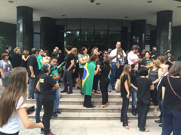 Manifestantes fazem protesto pró-Moro em frente à sede da Justiça Federal em Curitiba