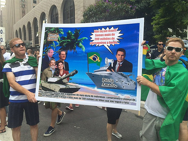 SO PAULO - Os irmos Lus Carlos (esq), 39, e Lus Cludio Santos Augusto, 42, vieram de Franco da Rocha para protestar na avenida Paulista, em So Paulo. "Ontem sa do trabalho e vim direto. Hoje, estava de folga", disse Lus Cludio. Ele afirma que pretende continuar indo  Paulista se o protesto prosseguir. "Minha inteno  tambm pedir licena do trabalho e ir para Braslia", disse ele, que  eletricista.