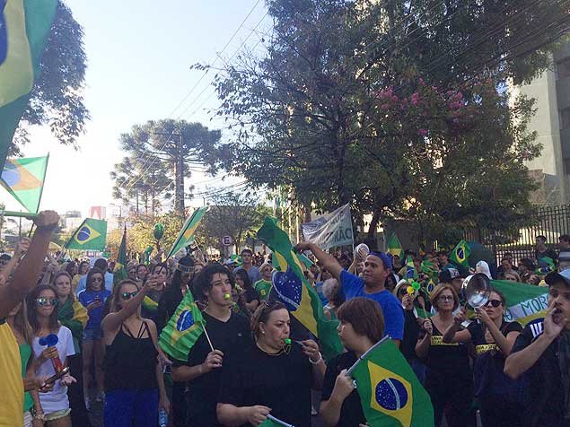 Manifestantes fazem ato em apoio ao juiz Sergio Moro em frente  Justia Federal, em Curitiba