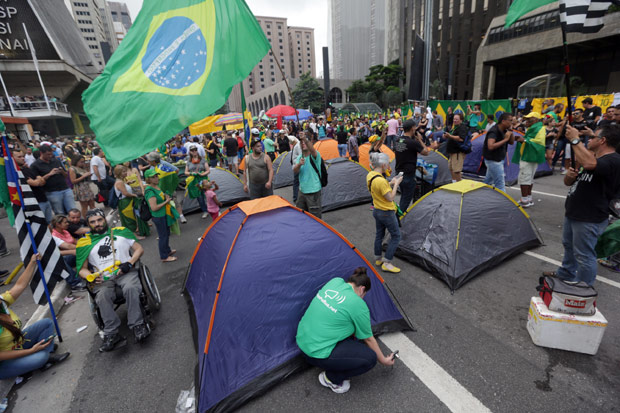 SAO PAULO - SP - 16.03.2016 - Manifestacao contra o governo na avenida Paulista em frente ao predio da FIESP. (Foto: Danilo Verpa/Folhapress, PODER) ORG XMIT: PROTESTO NA PAULISTA