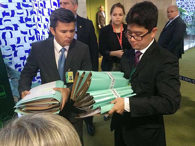 Documentos que sero entregues a Dilma Rousseff como notificao de que a Cmara elegeu a comisso para analisar o impeachment