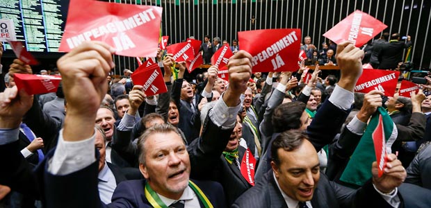 BRASILIA, DF, BRASIL, 17-03-2016, 15h00: Deputados da oposio e favorveis ao impeachment protestam no plenrio com cartes vermelhos com as palavras "impeachment j", durante a votao que aprovou a chapa da comisso especial do impeachment. (Foto: Pedro Ladeira/Folhapress, PODER)