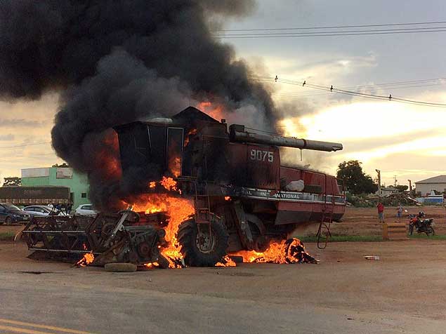 Trator  queimado em protesto contra o governo Dilma, na BR-163, em Lucas do Rio Verde (MT)