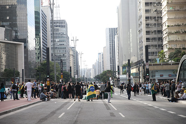 Manifestantes protestam na avenida Paulista, em So Paulo, contra a nomeao de Lula como ministro, na manh desta quinta-feira (17). A via segue interditada nos dois sentidos